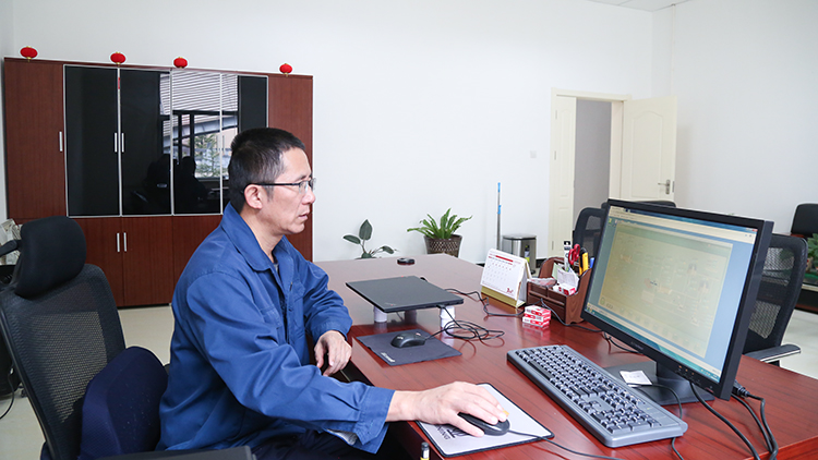 肖云通過在線檢測系統(tǒng)，分析選礦生產(chǎn)數(shù)據(jù).JPG