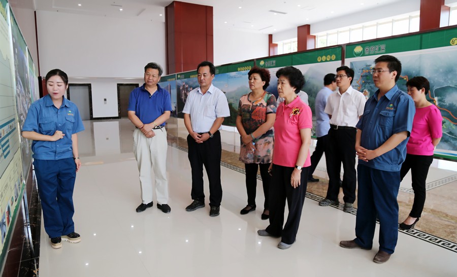 1-2015年8月，全國政協(xié)副主席、中國科學院院士王志珍一行蒞臨金徽股份調(diào)研。.jpg