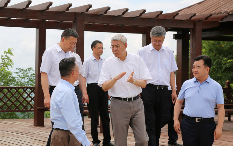7-2021年7月，中共中央委員、時任甘肅省委書記尹弘蒞臨金徽股份調(diào)研指導防災減災和綠色礦山建設情況。.jpg