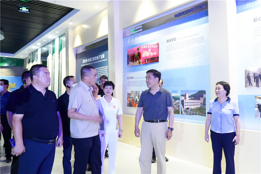 12-2022年8月，省委常委、省委統(tǒng)戰(zhàn)部長孫雪濤帶領(lǐng)帶領(lǐng)全省黨外代表人士考察團蒞臨金徽股份調(diào)研指導。.jpg