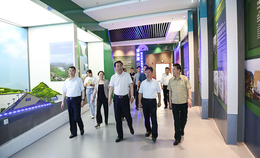 14-2021年6月，時任省委常委、省委統(tǒng)戰(zhàn)部部長馬廷禮蒞臨金徽股份調(diào)研。.jpg