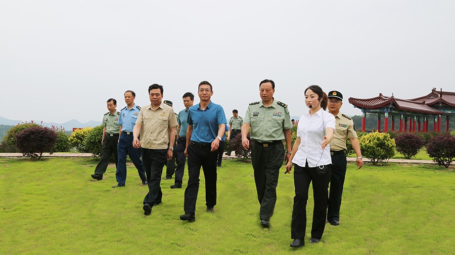 17-2020年7月，省委常委、省軍區(qū)司令員王文清蒞臨金徽股份調(diào)研企業(yè)編兵和綠色礦山建設工作是表示：金徽股份將民兵作為企業(yè)應急救援力量的一員，充分發(fā)揮了民兵作用，立起了在企業(yè)編兵的標桿。.jpg