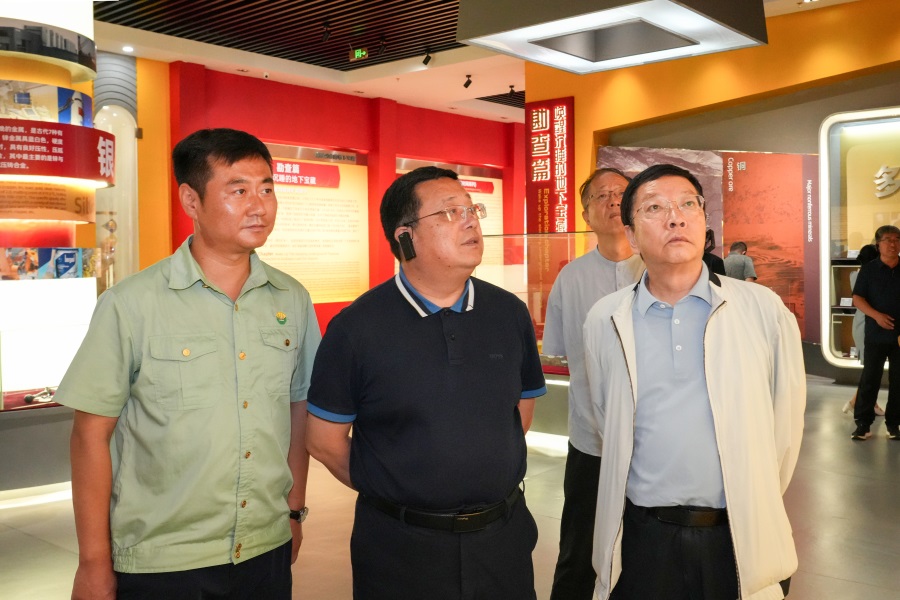 2024.06.23全國政協(xié)委員、 陜西省政協(xié)副主席、民建陜西省委會主委李忠民蒞臨金徽股份調(diào)研.jpg