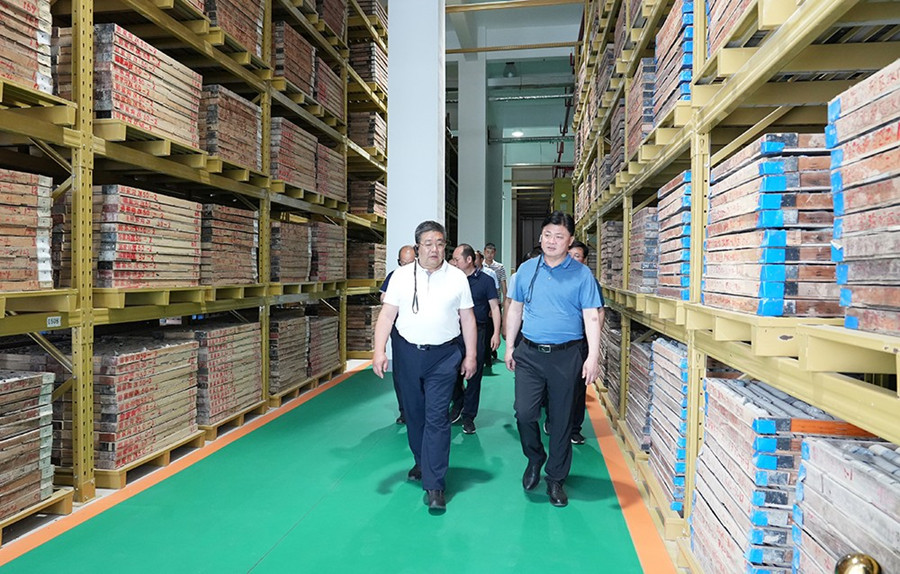 51-2022年6月，省農(nóng)業(yè)農(nóng)村廳一級巡視員朱寶瑩蒞臨金徽股份調(diào)研綠色礦山建設工作。.jpg