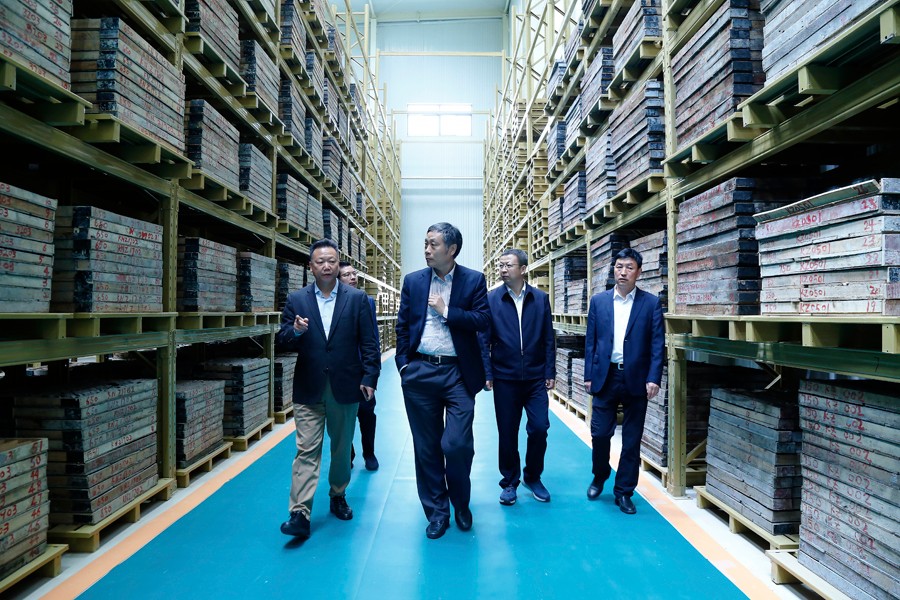 55-2019年4月，全國綠色礦山建設標準解讀與經(jīng)驗交流研討會——綠色礦業(yè)發(fā)展萬里行（隴南站）活動在金徽股份舉辦。中國礦業(yè)聯(lián)合會黨委書記、會長彭齊鳴出席主持會議，并就金徽股份的綠色礦山建設情況進行調(diào)研。.jpg