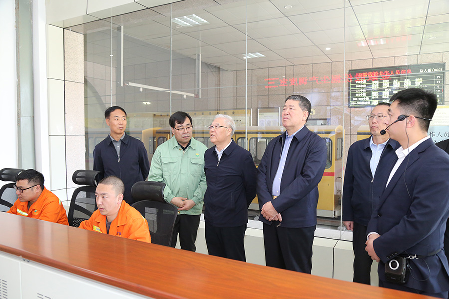 全國政協(xié)常委，省政協(xié)副主席，民進中央常委、甘肅省主委尚勛武調(diào)研金徽股份時強調(diào)，要加強科技創(chuàng)新與人才培養(yǎng)。-900.jpg