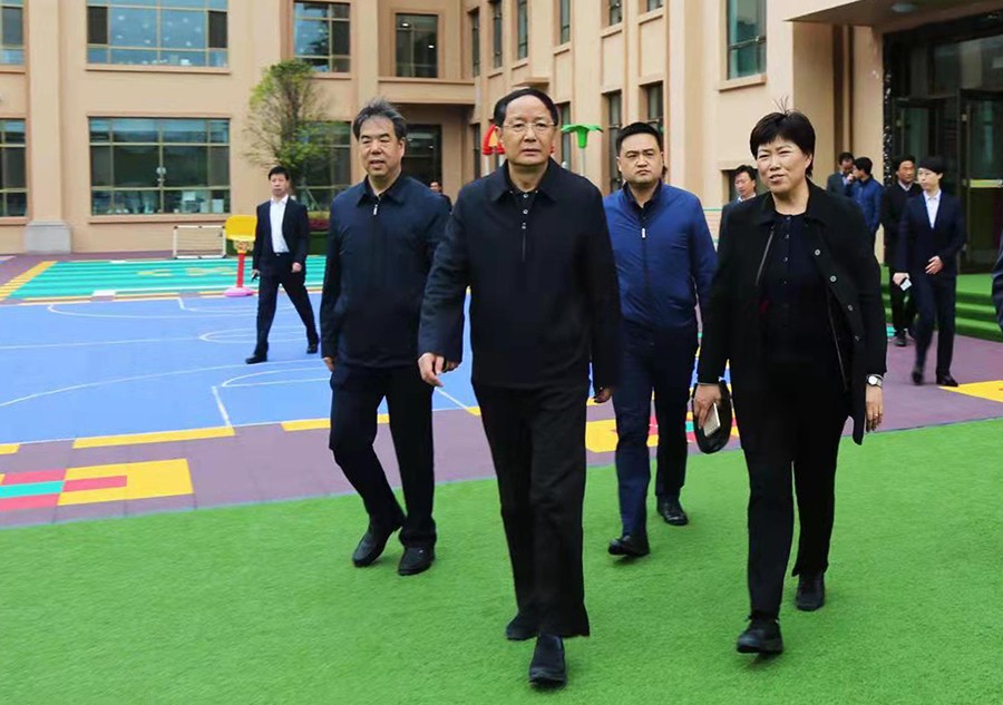 5.2018年4月，時任省政協(xié)主席、黨組書記歐陽堅蒞臨金徽企業(yè)視察-900.jpg